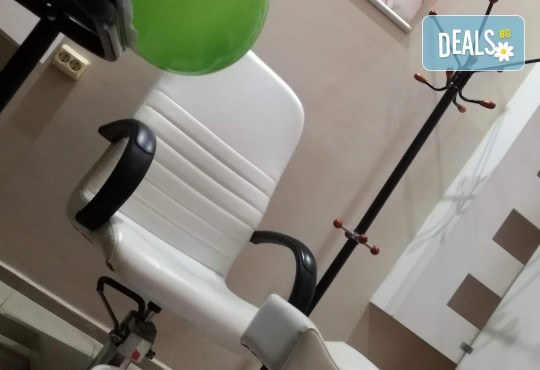 Подстригване с гореща ножица, масажно измиване и подхранваща терапия в 3 стъпки с инфраред преса в салон Женско Царство в Центъра или Студентски град! - Снимка 4