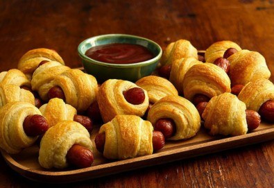 Плато от 1, 2 или 3 кг. мини хот дог с кетчуп, майонеза и горчица от CreatEvents Кетъринг + безплатна доставка!