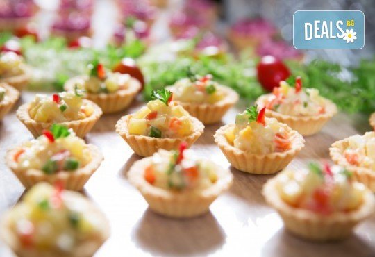 Вкусно и изгодно предложение! 25 броя брускети с крема сирене и сушени домати от H&D catering, София! - Снимка 2