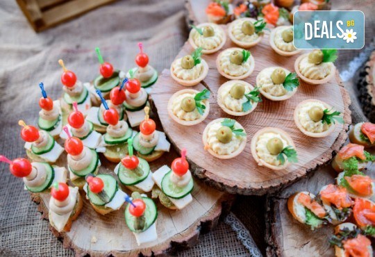 Вкусно и изгодно предложение! 25 броя брускети с крема сирене и сушени домати от H&D catering, София! - Снимка 1