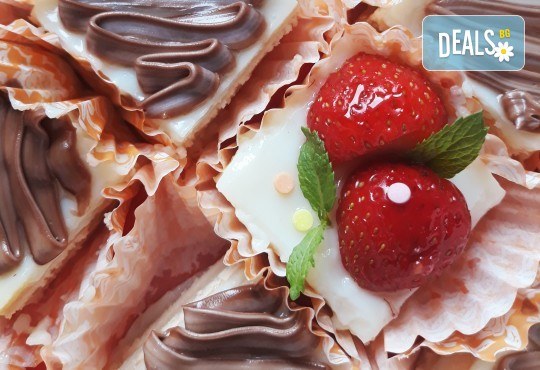 Сладко изкушение! 30 броя тортички със сметана и пресни плодове в кутия от My Style Event! - Снимка 2