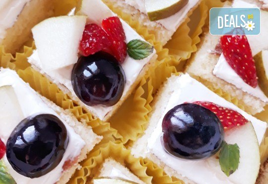 Сладко изкушение! 30 броя тортички със сметана и пресни плодове в кутия от My Style Event! - Снимка 3