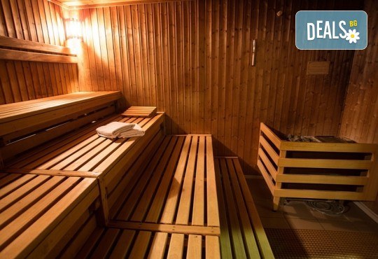 Перфектният подарък! СПА пакет Сан Марино: синхронен дълбокотъканен масаж за двама с бадем, злато или шоколад, 2 чаши уиски или бяло вино, ядки и релакс в борова инфраред сауна в луксозния Senses Massage & Recreation! - Снимка 3