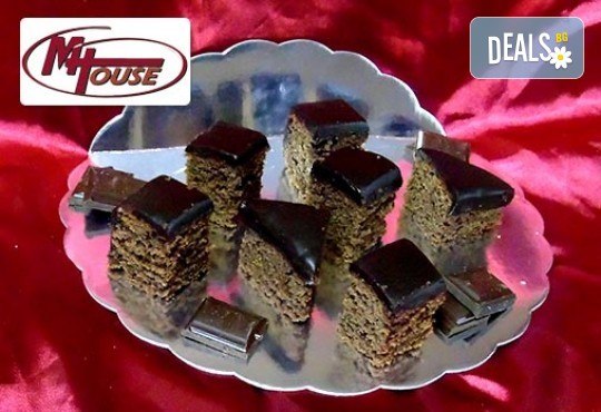 Сладък импулс! 50 или 100 броя сладки петифури микс в ШЕСТ различни вкусови стила от Muffin House - Снимка 3