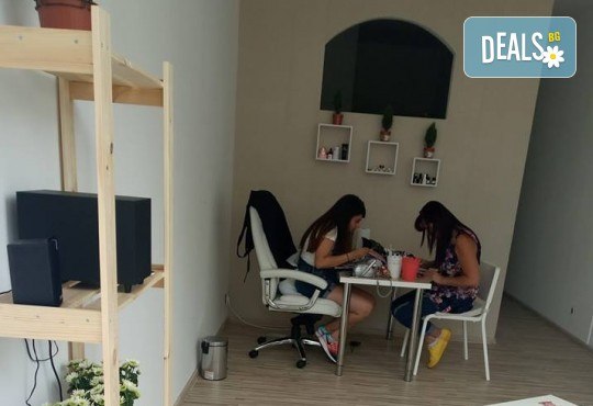 Красота и дълготрайност! Педикюр с гел лак Bluesky и 2 изящни декорации в Garden Studio! - Снимка 5