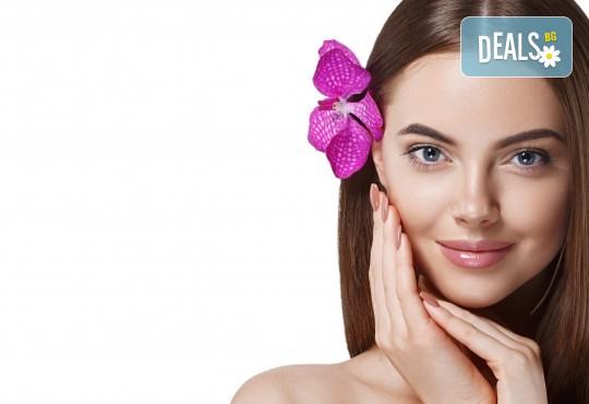 Почистване на лице с ултразвукова шпатула, вкарване на серум с ултразвук или диамантено микродермаабразио по избор в салон за красота Женско царство в Центъра! - Снимка 1