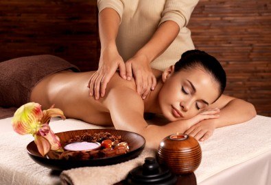 СПА пакет Релакс! 60 или 90-минутен дълбокотъканен или релаксиращ масаж на цяло тяло, пилинг на гръб, масаж на глава и лице и бонус: масаж на ходила в Женско Царство!