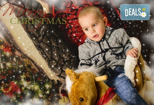 Красив подарък за цялото семейство! Направете си коледна семейна фотосесия с неограничен брой обработени кадри от Pandzherov Photography! - Снимка 2