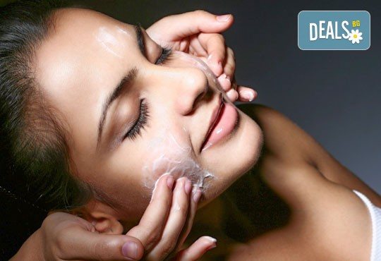 Чиста и сияйна кожа с класическо почистване на лице с ръчна екстракция, пилинг и лечебен масаж в студио Нимфея! - Снимка 2