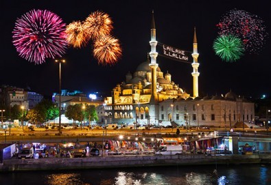 5-звездна Нова година в Истанбул! 3 нощувки със закуски и 2 вечери в Radisson Blu Conference & Airport Hotel 5*, транспорт и посещение на Мол и аквариум Aqua Florya!