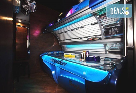 Класически маникюр с гел лак Bluesky и 2 авторски декорации на професионален принтер за маникюр + масаж на ръце от бар-маникюр Моre Sun в жк. Младост 3! - Снимка 11