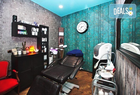 Класически маникюр с гел лак Bluesky и 2 авторски декорации на професионален принтер за маникюр + масаж на ръце от бар-маникюр Моre Sun в жк. Младост 3! - Снимка 13