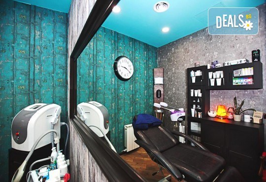 Погрижете се за косата си! Подстригване, масажно измиване, прав сешоар + кератинова преса, която подхранва косъма в дълбочина, или букли в соларно и козметично студио Моre Sun в жк. Младост 3! - Снимка 12