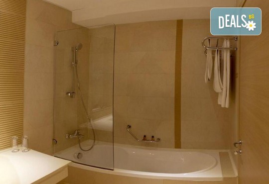 Нова Година 2019 в хотел Rin Grand 4*, Букурещ, с Караджъ Турс! 2 нощувки със закуски, транспорт, водач и програма - Снимка 5