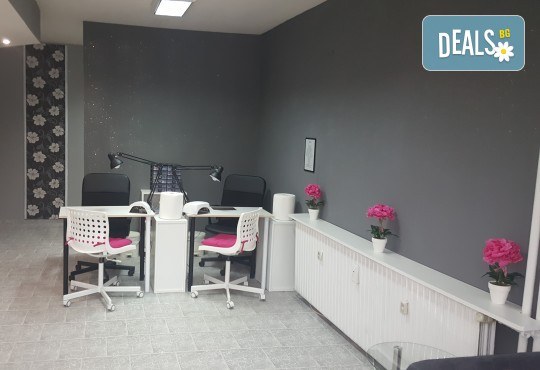 Маникюр с гел лак Bluesky, сваляне на стар гел лак, декорация с пигменти, брокати, фолио, декоративен пясък или до 10бр. камъчета + масаж с дълбоко хидратиращ крем във VM's Beauty House! - Снимка 16