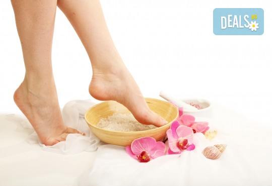 Перфектен педикюр със страхотен цвят O.P.I. и релаксираща масажна терапия на ходилата в Салон Мечта! - Снимка 1