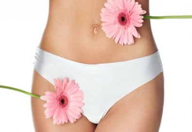 Кадифено гладка кожа с кола маска на зона интим за жени в козметично студио Beauty!