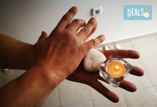 Удоволствие за двама! Романтичен СПА пакет с 60-минутен масаж Адонай на цяло тяло с ароматни масла и комплимент: бяло или червено вино, плато плодове и минерална вода в Масажно студио Адонай Елохай! - Снимка 5