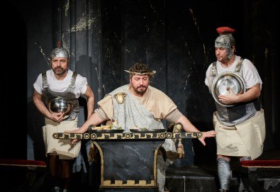 Комедията Ромул Велики с едни от най-известните китаристи на България на 10-ти ноември (събота) в Малък градски театър Зад канала!