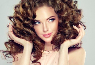 Подстригване и трайно изправяне или къдрене с висококачествени италиански продукти на Farmavita в студио за красота Галинея!