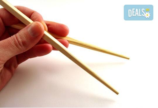 Вкусът на Изтока! Суши сет HAYABUSA с 96 броя суши хапки със сьомга, риба тон, авокадо, нори, манго и сирене Philadelphia от Sushi King! - Снимка 2