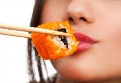 Супер предложение от Sushi King! 50 броя хапки със сьомга, пушена скумрия, нори, авокадо и японски сосове в Суши сет Даймьо!