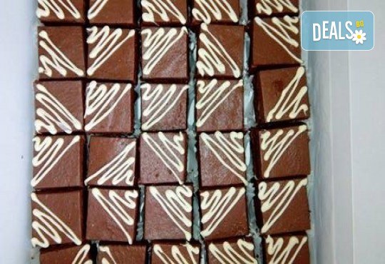 За празниците! 30 броя шоколадови петифури с крем, какаови блатове и декорация от Muffin House! - Снимка 2