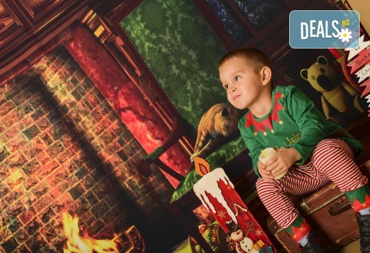 Коледна фотосесия с цялото семейство с 10 обработени кадъра от Pandzherov Photography! - Снимка 4