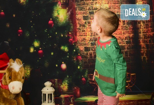 Коледна фотосесия с цялото семейство с 10 обработени кадъра от Pandzherov Photography! - Снимка 5