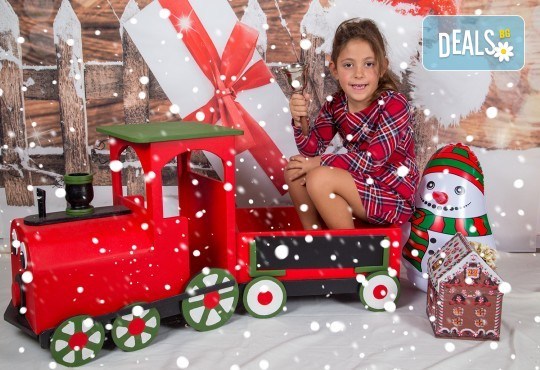 Професионална Коледна фотосесия в студио - индивидуална, детска или семейна, с до 100 обработени кадъра + 10 със специални ефекти от Arsov Image! - Снимка 5