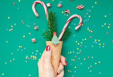 Празнични цветове! Дълготраен маникюр с гел лак Bluesky и 2 красиви декорации в Garden Studio!