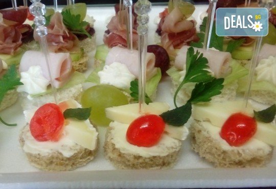 90 броя празнични хапки, аранжирани и декорирани за директно сервиране от кулинарна работилница Деличи! - Снимка 3