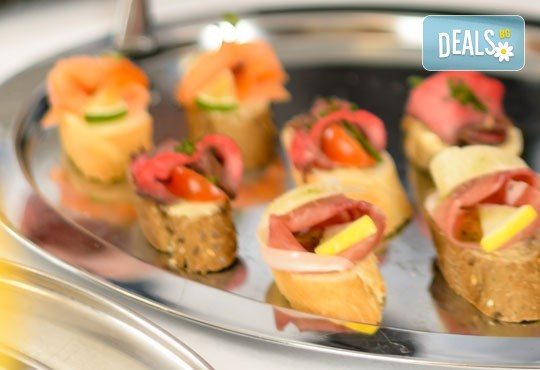 90 броя празнични хапки, аранжирани и декорирани за директно сервиране от кулинарна работилница Деличи! - Снимка 1