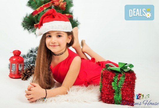 Коледна фотосесия - индивидуална, детска или семейна, с много тоалети и декори, 15 обработени кадъра и подарък: прическа със сешоар от Студио Dreams House! - Снимка 3