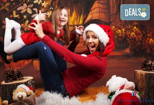 Коледна фотосесия - индивидуална, детска или семейна, с много тоалети и декори, 15 обработени кадъра и подарък: прическа със сешоар от Студио Dreams House! - Снимка 1