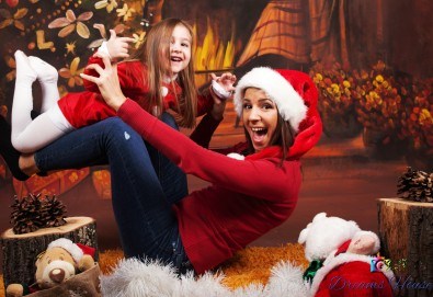 Коледна фотосесия - индивидуална, детска или семейна, с много тоалети и декори, 15 обработени кадъра и подарък: прическа със сешоар от Студио Dreams House!