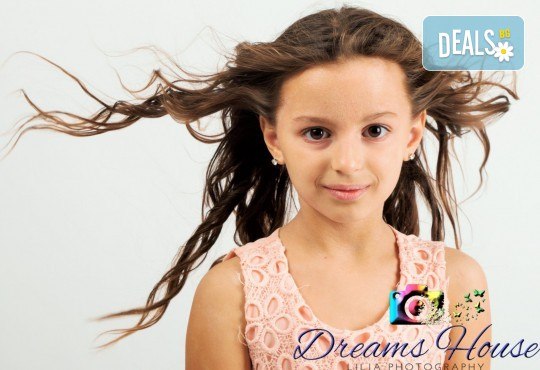 Коледна фотосесия - индивидуална, детска или семейна, с много тоалети и декори, 15 обработени кадъра и подарък: прическа със сешоар от Студио Dreams House! - Снимка 5