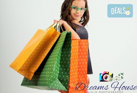 Коледна фотосесия - индивидуална, детска или семейна, с много тоалети и декори, 15 обработени кадъра и подарък: прическа със сешоар от Студио Dreams House! - Снимка 6