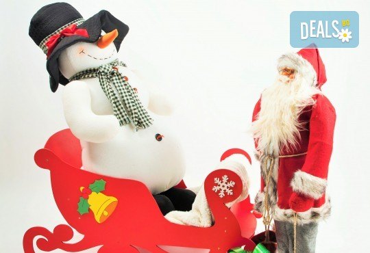 Коледна фотосесия - индивидуална, детска или семейна, с много тоалети и декори, 15 обработени кадъра и подарък: прическа със сешоар от Студио Dreams House! - Снимка 4