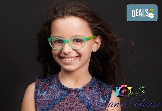 Коледна фотосесия - индивидуална, детска или семейна, с много тоалети и декори, 15 обработени кадъра и подарък: прическа със сешоар от Студио Dreams House! - Снимка 7