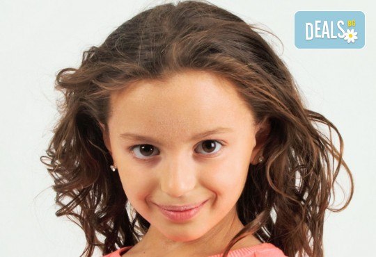 Коледна фотосесия - индивидуална, детска или семейна, с много тоалети и декори, 15 обработени кадъра и подарък: прическа със сешоар от Студио Dreams House! - Снимка 8