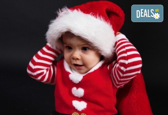 Коледна фотосесия - индивидуална, детска или семейна, с много тоалети и декори, 15 обработени кадъра и подарък: прическа със сешоар от Студио Dreams House! - Снимка 2