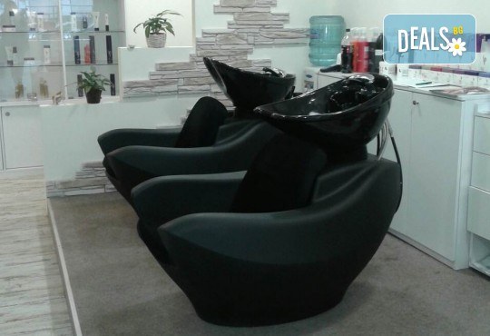 Медицинско почистване на лице, кислороден пилинг, терапия за контрол на порите и маска в салон за красота Алма Морел - Снимка 11