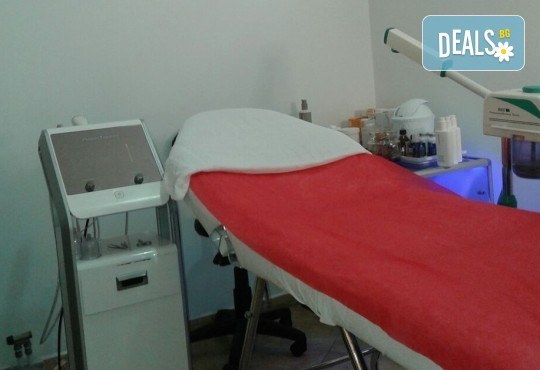 Медицинско почистване на лице, кислороден пилинг, терапия за контрол на порите и маска в салон за красота Алма Морел - Снимка 4