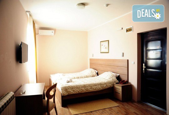 Отпразнувайте идването на 2019-та година в Ниш, Сърбия! 3 нощувки със закуски в Hotel Crystal Ice 3*, 1 стандартна и 1 празнична вечеря с богато меню и неограничени напитки! - Снимка 6