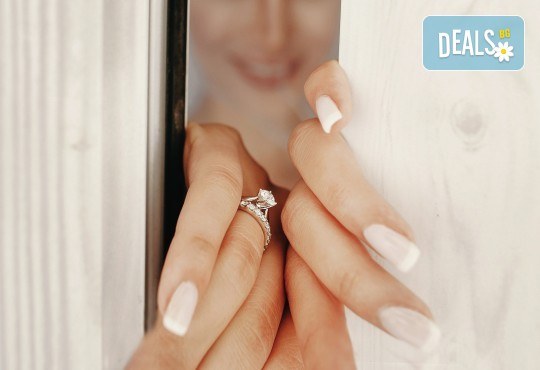 Класически или френски маникюр с лакове от богатата палитра на SNB в V&A Glamour Beauty Salon! - Снимка 3