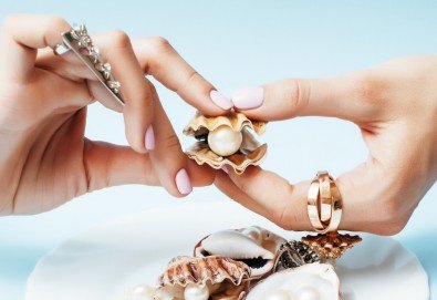 Класически или френски маникюр с лакове от богатата палитра на SNB в V&A Glamour Beauty Salon!