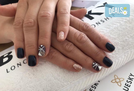 Класически или френски маникюр с лакове от богатата палитра на SNB в V&A Glamour Beauty Salon! - Снимка 7