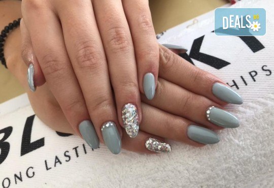 Класически или френски маникюр с лакове от богатата палитра на SNB в V&A Glamour Beauty Salon! - Снимка 8