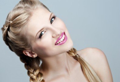 Прическа с плитка! Масажно измиване, нанасяне на маска и оформяне на рибена кост, френска плитка или две пълзящи плитки при стилист в Салон за красота Blush Beauty!